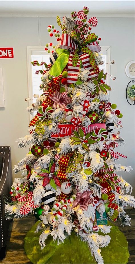 Flocked Grinch Christmas Tree, Grinch Christmas Trees, Lisa Christmas, Christmas Trees Ideas, Grinch Tree, Christmas Tree Decorations Ribbon, Grinch Wreath, Grinch Trees, Christmas Tree Inspo