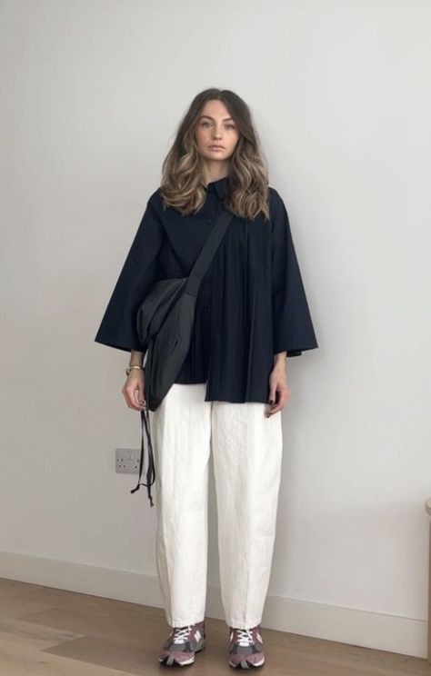 Linen And Denim Outfits, Classy Italian Outfits, Minimal Hijab Outfit, Danish Fashion Copenhagen Street Style Summer, Modest Minimalist Fashion, Modest Minimalist Outfits, Midsize Minimalist Fashion, Midsize Fashion Summer 2023, Japan Minimalist Fashion