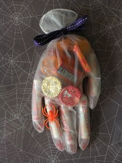 luva transparene com doces! "macabrento" Diy Halloween Goodie Bags, Halloweenpyssel Barn, Plat Halloween, Dulceros Halloween, Dulces Halloween, Halloween Goodie Bags, Bonbon Halloween, Adornos Halloween, Manualidades Halloween