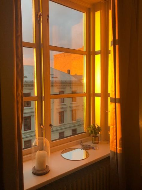 Golden Hour Photos, Gold Aesthetic, Yellow Aesthetic, Golden Lights, Aesthetic Vintage, Decoration Design, Aesthetic Photo, Golden Hour, Belle Photo