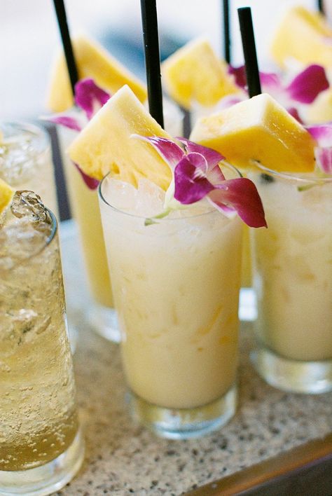 Pina Colada Drinks with Flower and Pineapple Garnishes Beach Wedding Foods, Colada Drinks, Pina Colada Drinks, Hawaiian Cocktails, Cocktail Names, Pretty Alcoholic Drinks, Cakes Flowers, Beach Wedding Ideas, Pineapple Cocktail