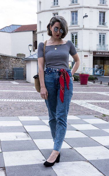 Playful Summer Outfits, Bandana On Jeans, Red Bandana Outfit, Black Lipstick Outfit, Red Lipstick Outfit, Style A Silk Scarf, Style Parisian Chic, Mom Jeans Black, Bandana Outfit