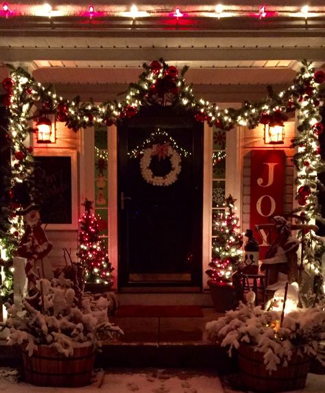 Rustic Porch Decor, Christmas Entry, Christmas Lights Outside, Christmas House Lights, Christmas Dreaming, Rustic Porch, Cozy Christmas Decor, Christmas Decoration Ideas, Creative Christmas Trees