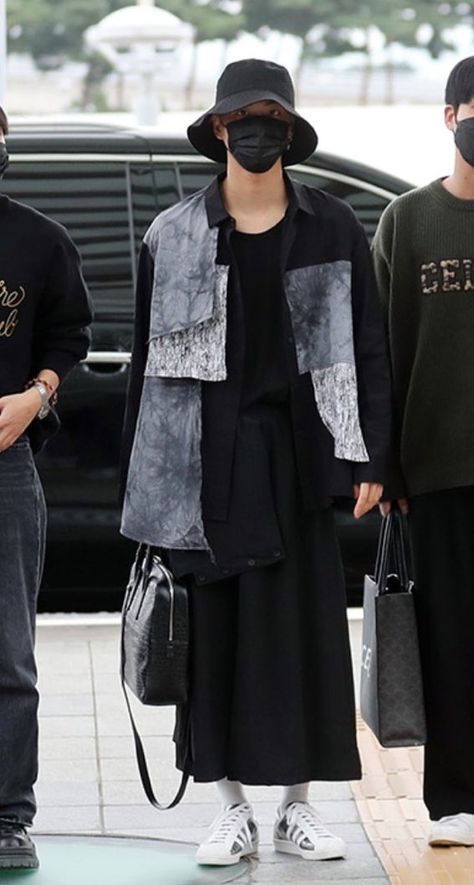 Everything Seonghwa on Twitter: "Seonghwa wore a skirt … A SKIRT https://t.co/LXuwdLhZjm" / Twitter Seonghwa Airport Fashion, Seonghwa Feminine, Ateez Airport Fashion, Seonghwa Airport, Ateez Seonghwa, Park Seonghwa, Concert Looks, Just Style, Fashion Runway