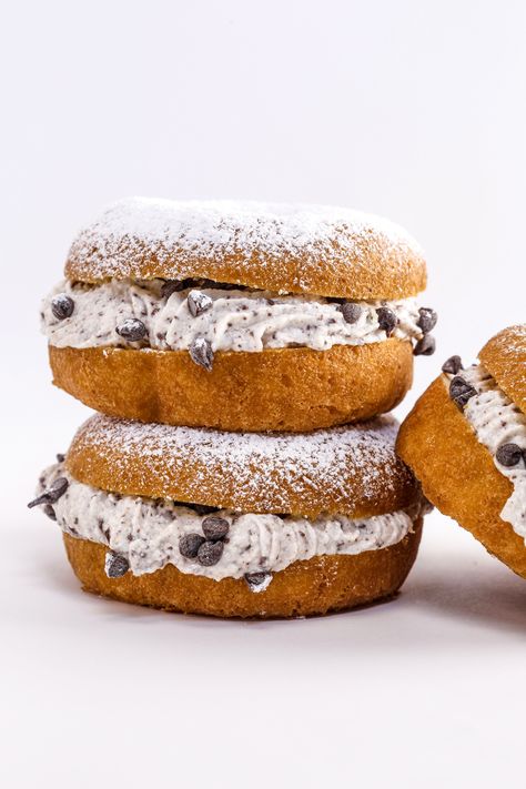 Donut Sandwich Desserts, Unique Donuts Ideas, Donut Sandwich Ideas, Donut Desserts, Donut Sandwich, Cannoli Desserts, Doughnut Recipe Easy, Holy Cannoli, Plain Cake