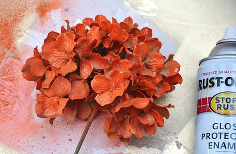 How to spray paint artificial flowers Spray Paint Flowers, Fake Flowers Diy, Arreglos Ikebana, How To Spray Paint, Ideas For Painting, Paris Flowers, Dye Flowers, Cemetery Flowers, Flower Arrangements Simple