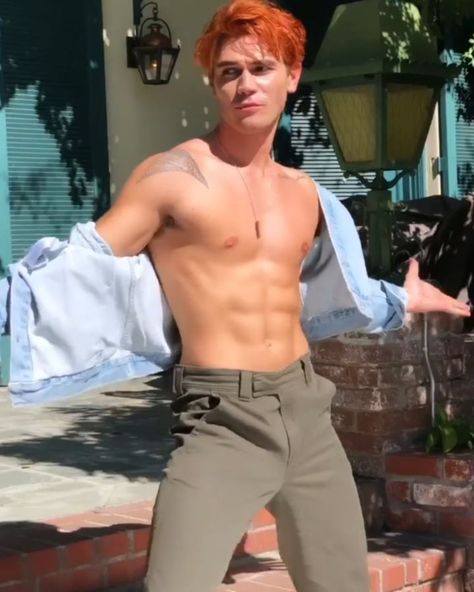 Archie Andrews Riverdale, Celebrity Selfies, Kj Apa, Riverdale Funny, Archie Andrews, Ginger Men, Shirtless Men, Celebrities Male, Riverdale