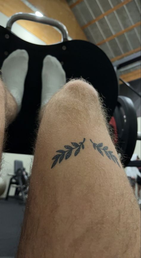 Text Knee Tattoo, Above Knee Tattoo Men, Quad Tattoo For Men, Above The Knee Tattoo Men, Above The Knee Tattoos Women, Tattoo Ideas Geometric, Over The Knee Tattoo, Knee Tattoo Ideas, Tattoo Above Knee