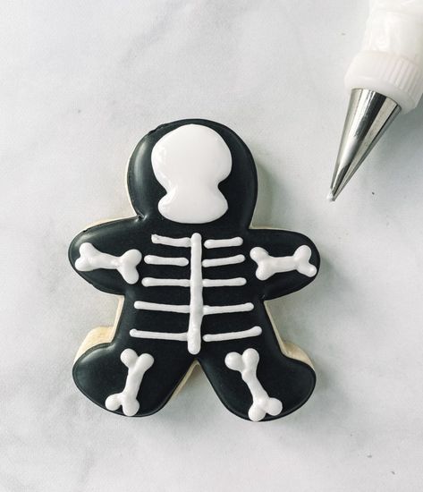 How to make easy Skeleton Cookies - Summer's Sweet Shoppe Sugar Cookies To Decorate, Sugar Cookie Ideas, Cookie Decorating Tips, Cookies To Decorate, Halloween Cookie Designs, Birthday Party Cookies, Skeleton Cookies, Flood Icing, Spider Cookies