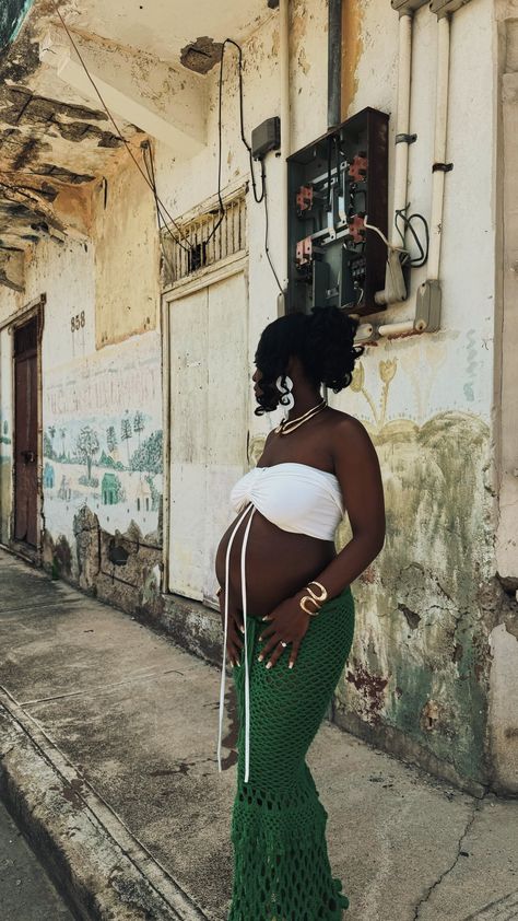 Pregnant Women With Locs, Earthy Pregnancy Outfits, Pregnant Black Women, Hippie Pregnancy, Mommy Things, Boho Fits, Mum Life, Pretty Pregnant, Mommy Goals