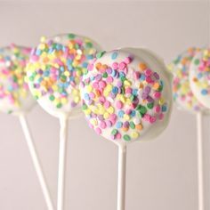 Oreos On A Stick, Oreo Dip, Christmas Oreo, Diy Caramel, Baby Sprinkle Decorations, Double Stuffed Oreos, Oreo Cookie Pops, Confetti Cookies, Oreo Cookies Dipped