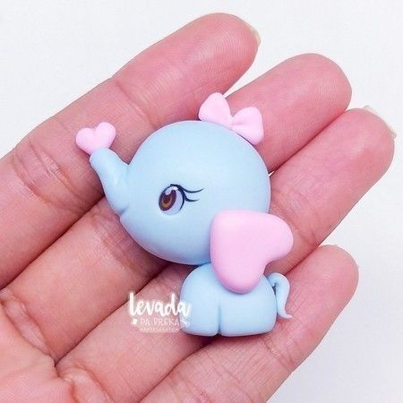 Cercei Din Lut Polimeric, Fimo Kawaii, Clay Crafts For Kids, Clay Keychain, Clay Magnets, Fondant Animals, Sculpture Ceramic, Handmade Ceramics Pottery, Clay Wall Art