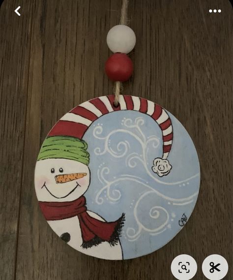 Painted Wood Rounds Christmas Ornament, Easy Painted Ornaments, Round Wood Ornaments Ideas, Wood Slice Crafts Christmas, Christmas Painted Ornaments, Christmas Ornament Painting Ideas, Handpainted Christmas Ornaments Ideas, Christmas Ornaments To Paint, Diy Painted Christmas Ornaments