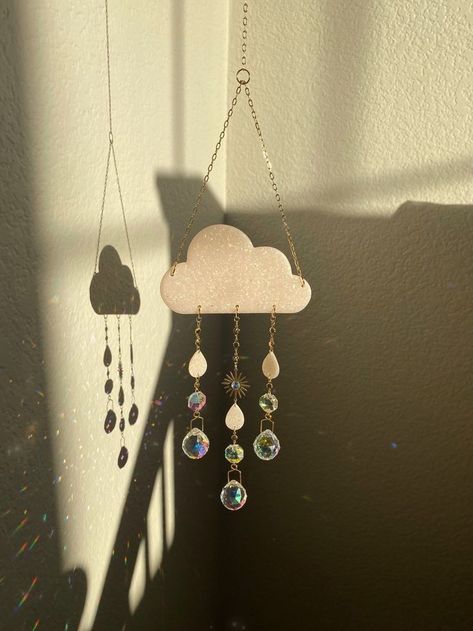 Botanical Crafts, Girl Hobbies, Diy Slinger, Crystal Pendants, Eclectic Bedroom, Keramik Design, Crystal Suncatchers, Cute Room Decor, Dream House Decor