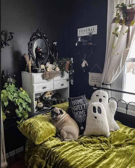 Spooky Aesthetic Room, Spooky Farmhouse Decor, Spooky House Decor Aesthetic, Spooky Bedroom Ideas, Spooky Interior Design, Gothic Inspired Bedroom, Bohemian Gothic Decor Bedroom, Spooky Bedroom Aesthetic, Spooky Decor Home