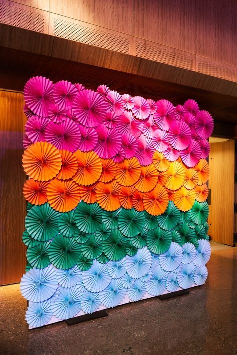 Beach Installation Art, Paper Fan Photo Backdrop, Paper Fan Backdrop Diy, Paper Fans Decoration, Creative Decoration Ideas For Events, Wedding Decoration Theme, Colorful Photo Backdrop, Event Wall Design, Paper Fan Decorations Backdrops