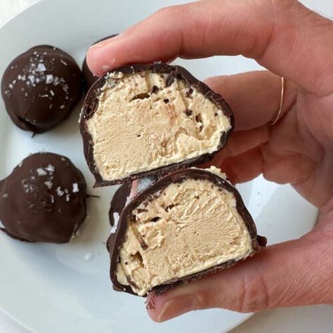 These peanut butter Greek yogurt bites are the perfect treat with a smooth and creamy yogurt center and a crisp layer of chocolate on the outside. Appetizers For School Party, Lean Snacks Clean Eating, No Bake Greek Yogurt Dessert, Chocolate Covered Yogurt Bars, Oikos Yogurt Recipes, Healthy Desserts No Bake, Greek Yogurt Bites, Peanut Butter Greek Yogurt, Health Vibes