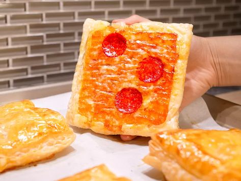 Upside-Down Puff Pastry Pizza - LookCatchu Upside Down Puff Pastry Pizza, Spam Fries, Puff Pastry Ideas, Tiktok Baking, Upside Down Puff Pastry, Upside Down Pizza, Puff Pastry Pizza, Pastry Pizza, Pastry Ideas