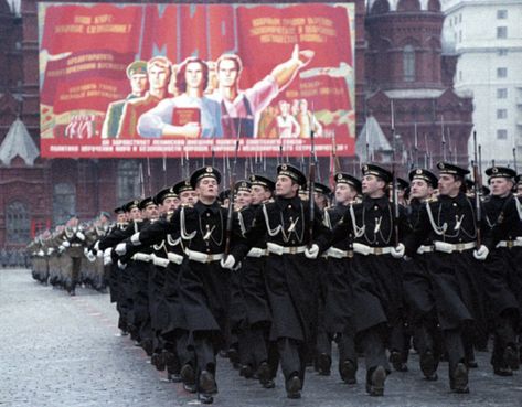 Soviet Navy cadets of the Kaliningrad Higher Naval Academy marching through Red Square at the 1984 October Revolution Day Parade in Moscow. Soviet Union Soldier, Napoleon Painting, Ww2 Facts, Union Of Soviet Socialist Republics, October Revolution, Army History, Soviet Navy, Back In The Ussr, Union Soldiers