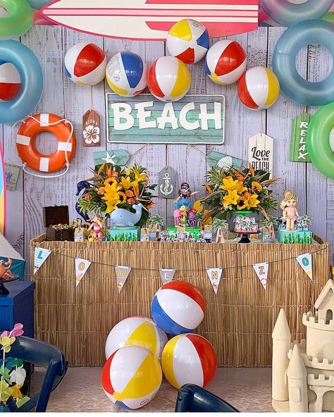 @inspirafestas shared a photo on Instagram: “Beach Party. . 📸 @brinquefest . #partydecor #beachparty #festanapiscina” • Feb 25, 2021 at 12:59am UTC Beach Backdrop Party, Lifes A Beach Party Theme, Summer Party Photo Booth, Beach Theme Photo Backdrop, Beach Party Indoor, Indoor Beach Party Decorations, Beach Day Party Ideas, 60th Beach Birthday Party, Beach Theme Decorations Party