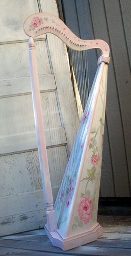 Cute little shabby chic harp! Violin Design, Violin Art, Celtic Harp, Harps Music, Instruments Art, Old Pink, Music Aesthetic, Rose Painting, String Instruments