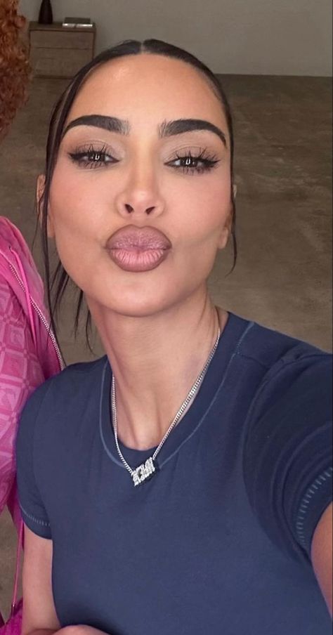 Khloe Kardashian Makeup, Kim Kardashian Family, Pretty Lips, Kardashian Makeup, Kardashian Beauty, Kim Kardashian Hair, Kim Kardashian Outfits, Kardashian Outfit, Kardashian Family