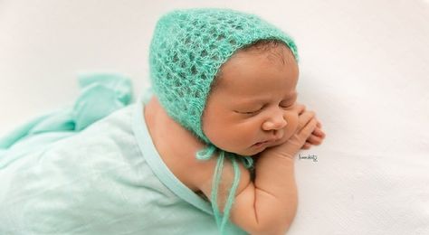 bébé au teint clair grossesse New Born Crochet, Crochet Baby Props, Mohair Bonnet, Bonnet Crochet Pattern, Crochet Photography Props, Newborn Shots, Crochet Photography, Newborn Pattern, Newborn Baby Bonnet