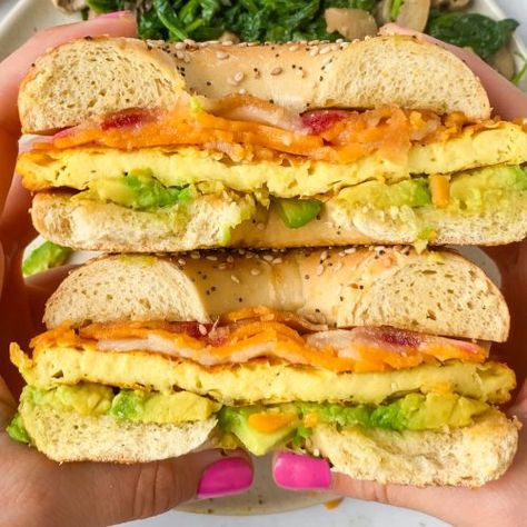 Vegan Breakfast Bagel - Veggie World Recipes Bacon Bagel, Vegan Bagel, Vegan Tortilla, Bagel Breakfast Sandwich, Avocado Vegan, Veggie Breakfast, Breakfast Bagel, Bacon Egg And Cheese, Bagel Sandwich