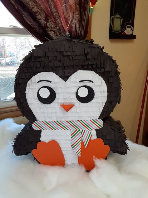 Penguin Pinata, Christmas Pinata Ideas, Christmas Chocolate Pinata, Mini Piñatas Halloween, Mini Christmas Pinata, Christmas Piñatas, Happy Birthday Friends, Penguin Theme, Piñata Ideas