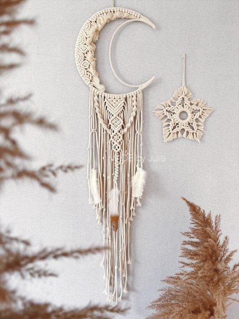 Boho moon dream catcher. The trendy wall decoration in boho style is a very special eye-catcher and ideal for creating an unconventional, versatile interior mix. Combined with modern furnishings, the dream catcher conjures up a cozy, feel-good atmosphere and gives your home a very special flair. Handcrafted with love and care. The dream catcher is made of 100% cotton with a 4 mm yarn thickness. Length: 100cm Width: 30cm Other colors also possible on request. Since this is a handmade product, min Ramadan Macrame, Moon Dream Catcher, Atrapasueños Diy, Moon Dreamcatcher, Macrame Dream Catcher, Boho Moon, Beautiful Symbols, Diamond Frame, Macrame Knot