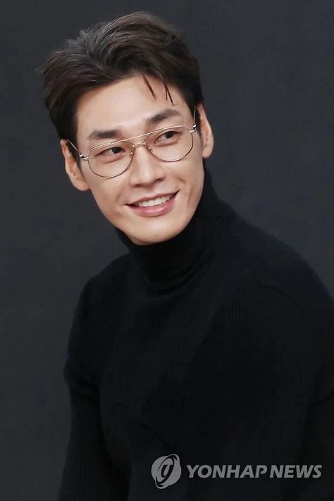 Gentle Monster Glasses, Kim Young Kwang, Mixed Guys, Korean Male Actors, Arte Van Gogh, Festival 2022, Beautiful Film, Handsome Asian Men, Gentle Monster