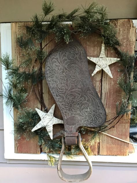 Old Saddle Repurpose, Repurposed Saddle, Old Fence Boards, Fence Boards, Old Fences, Repurposed Items, Western Decor, Ladder Decor, Rustic Decor