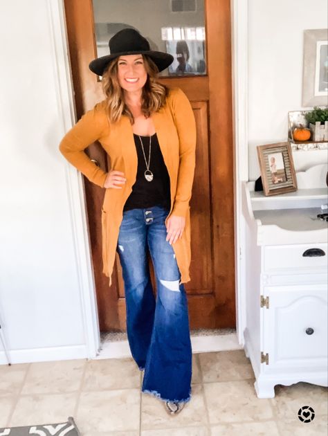 Flare leg jeans, long cardigan, snake print booties Styling Flare Jeans Plus Size, Plus Size Bootcut Jeans Outfits, Plus Size Bell Bottoms Outfit, Plus Size Flare Jeans Outfits, Styling Flare Jeans, Flared Jeans Outfit Summer, Plus Size Bell Bottoms, Plus Size Flare Jeans, How To Style Flares