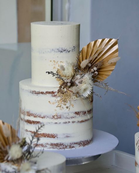 Rustic semi-naked wedding cake with dry flowers & matching trio of in-law gifting cakes. 💒 🤍 . . . . #oombako #oombakooutlet #richardsbay #richardsbaybaker #southafricanbaker #southafricancakes #southafricanweddings #southafricanweddingcakes #rusticwedding #rusticweddingcake #dryflowers #dryflowercake #nakedweddingcake Dried Flowers Wedding Cake, Cake With Dry Flowers, Naked Cake With Flowers, Naked Cake Wedding, Copper Wedding Cake, Classy Wedding Cakes, Semi Naked Wedding Cake, Matching Trio, Textured Wedding Cakes