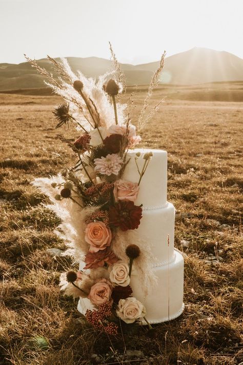 Terracotta And Pampas Grass Bouquet, Boho Wedding Cake Bohemian Style, Pampas Grass Wedding Cake, Wedding Cake Bohemian Style, Pampas Grass Cake, Wedding Cake Eucalyptus, Natural Wedding Cake, Western Wedding Cakes, Bohemian Wedding Cake