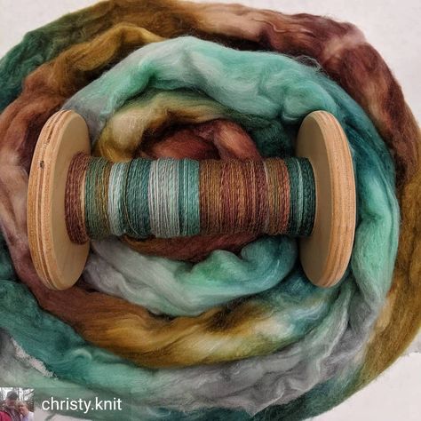 Spinning Yarn Fiber, Yarn Aesthetic, Ashford Spinning Wheel, Yarn Spinning, Art Yarn Handspun, Spinning Wool, Spinning Wheels, Spinning Yarn, How To Make Snow