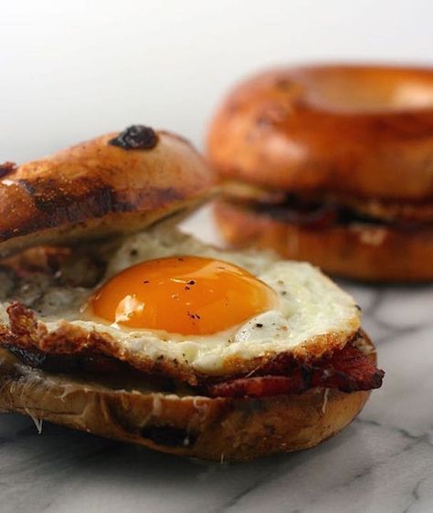 Raisin Bagel With cheese and fried egg Healthy Dinners Easy, Bagel Sandwich Recipes, Cinnamon Raisin Bagels, Raisin Bagels, Cinnamon Bagels, Cinnamon Raisin Bagel, Bagel Breakfast Sandwich, Dinners Easy, Breakfast Bagel