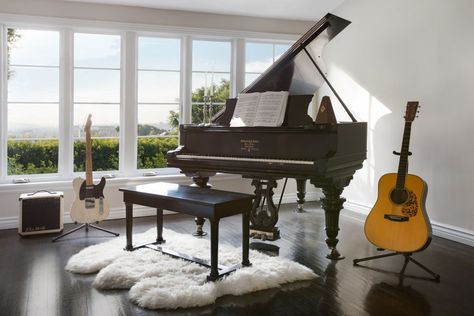 Jesse Metcalfe and Cara Santana’s House in Los Angeles | Architectural Digest Grand Piano Living Room, Piano Rooms, Grand Piano Room, Piano Room Decor, Piano Living Rooms, Music Space, Beautiful Piano, Home Music Rooms, Piano Decor