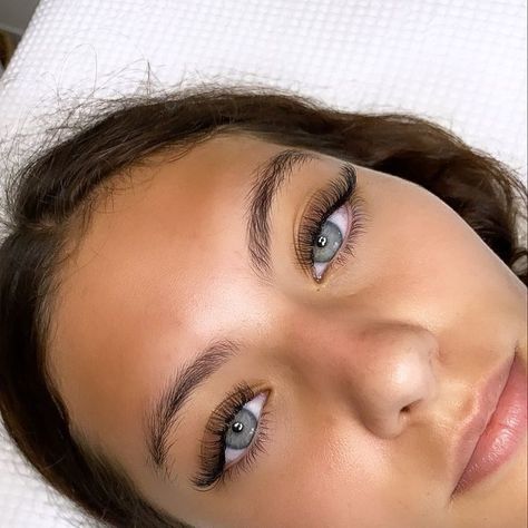 Hybrid Lash Extensions Round Eyes, Prom Makeup Blue Eyes, Lash Fill, February Goals, Eyelash Extensions Classic, Spiegel Selfie, Natural Fake Eyelashes, Full Eyelashes, Lashes Fake Eyelashes