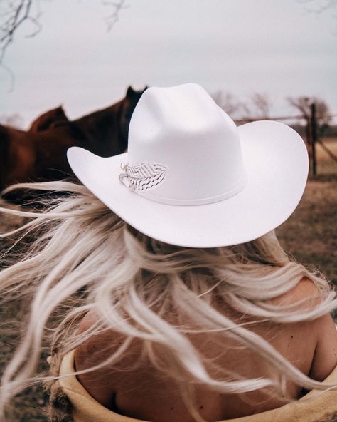 White Cowboy Hat Aesthetic, Woman In Cowboy Hat, Cowgirl Hat Poses, White Cowboy Hat Outfit, Ranchera Aesthetic, Cowgirl Asethic, Cowgirl Hats Aesthetic, Cowboy Hats Aesthetic, Cowboy Hat Pictures