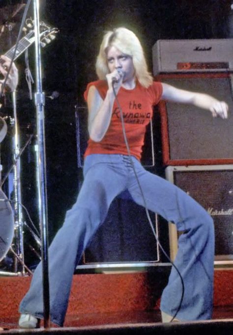 20 Vintage Photographs of a Young and Wild Cherie Currie of The Runaways On Stage in the 1970s ~ Vintage Everyday Marie Currie, Cherrie Currie, Sandy West, Cherie Currie, The Runaways, Lita Ford, Girl Punk, Women Of Rock, Random Inspiration