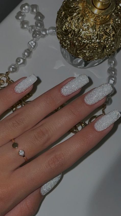 Short Nails Silver Glitter, Xmas Nails Aesthetic, New Years Nails Aesthetic, Sparkly Nails Square, Silver Aesthetic Nails, Sylwester Nails, Silver Nails Aesthetic, Uñas Aesthetic 2022, Glitter Nails Aesthetic