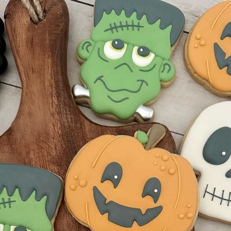 Andre Cookies on Instagram: "Who is counting the days for Halloween? I know I am ! #cookies #halloweencookies #halloween #decoratedcookies #frankensteincookies #frankenstein #boo #spookyseason #galletas #galletasdecoradas #galletashalloween" Frankenstein Cookies Decorated, Halloween Frankenstein Cookies, Frankenstein Decorated Cookies, Frankenstein Cookies, Monster Halloween Cookies, Fall Monster Cookies, Frankenstein Cookie, Galletas Halloween, Cookie Decorations