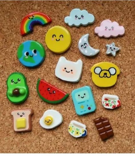 Cute Clay Pin Ideas, How To Make Clay Keychains, Magnet Clay Ideas, Mouldit Clay Art Ideas Cute, Mouldit Clay Art Keychain, Air Dry Clay Magnet Ideas, Keychain Clay Ideas, Clay Pins Aesthetic, Clay Pins Diy