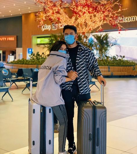 Couple Airport Pictures Photo Ideas, Airport Photo Ideas, Airport Pose, Airport Poses, Airport Couple, Couple Holiday, Airport Vibes, Airport Pictures, Latest Bridal Lehenga