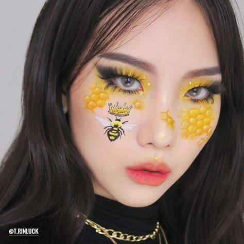 Just Karina ✨🍁 (@karina_s_4ik) • Instagram photos and videos Honeycomb Makeup, Bee Makeup, Face Art Makeup, Instagram Queen, Get Glam, Bee Honeycomb, Polar Light, Makeup Goals, Queen Bee