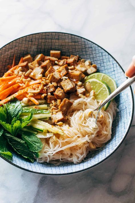 Lemongrass Tofu Vermicelli Bowl, Lemongrass Vermicelli Bowl, Tofu Vermicelli Recipes, Tofu Vermicelli Bowl, Coconut Vermicelli, Vermicelli Salad, Noodle Salad Cold, Vermicelli Recipes, Breakfast Quick