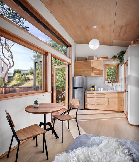 This contemporary 264 square foot prefab home, designed by Avava Systems, was packaged and brought to the client’s property as just 64 flat-packed components. Design Case Mici, Backyard Tiny House, Tiny Guest House, Backyard Guest Houses, Pre Fab Tiny House, Backyard Office, Micro House, Backyard Sheds, Granny Flat