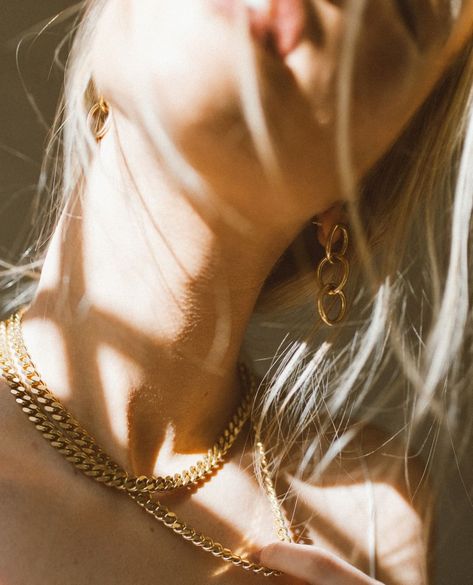 Film Grain Portrait, Golden Photoshoot, Snow Jewelry, 70s Photoshoot, Jewelry Shoot, Jewellery Shoot, Idea Photography, Film Grain, Portrait Jewelry