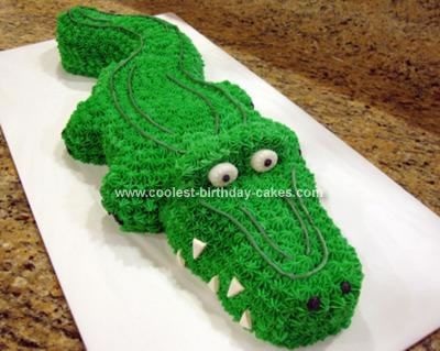 Homemade Alligator Cake: I made this Alligator Cake for my niece's 12th birthday. The curvy tail is cut from half of a bundt cake and pointed at the end. The body and head was Croc Party, Pet Alligator, Crocodile Cake, Alligator Cake, Birthday Foods, Alligator Birthday Parties, Alligator Party, Alligator Birthday, Reptile Party